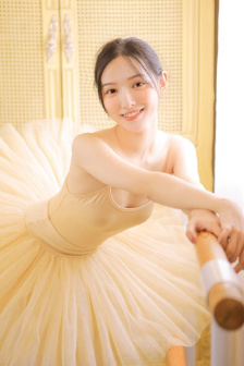 女子双手双脚被胶水粘住无法自救